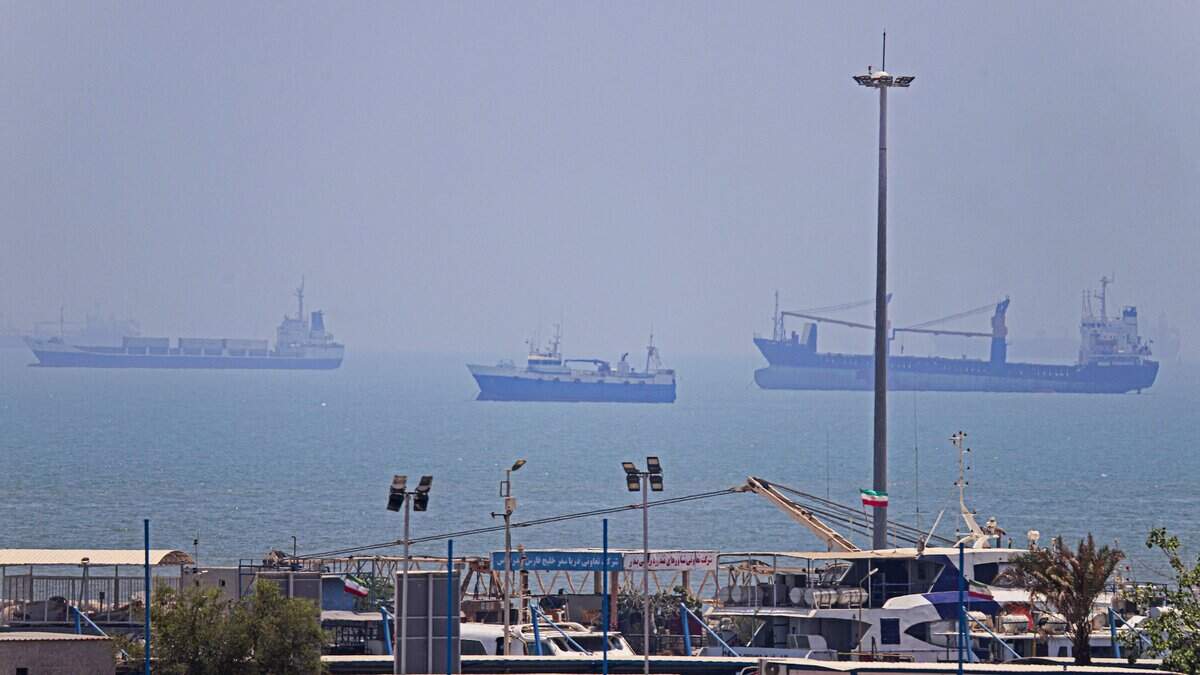 En esta imagen obtenida de la agencia iraní de noticias ISNA el 18 de junio de 2026, se observan embarcaciones ancladas en Bandar Abbas, a lo largo del estrecho de Ormuz.