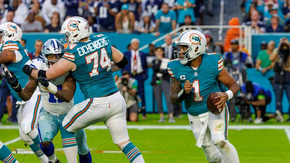 El quarterback de los Dolphins Tua Tagovailoa trata de pasar el ovoide en el partido contra los Cowboys de Dallas, celebrado el 24 de diciembre de 2023 en Miami Gardens.