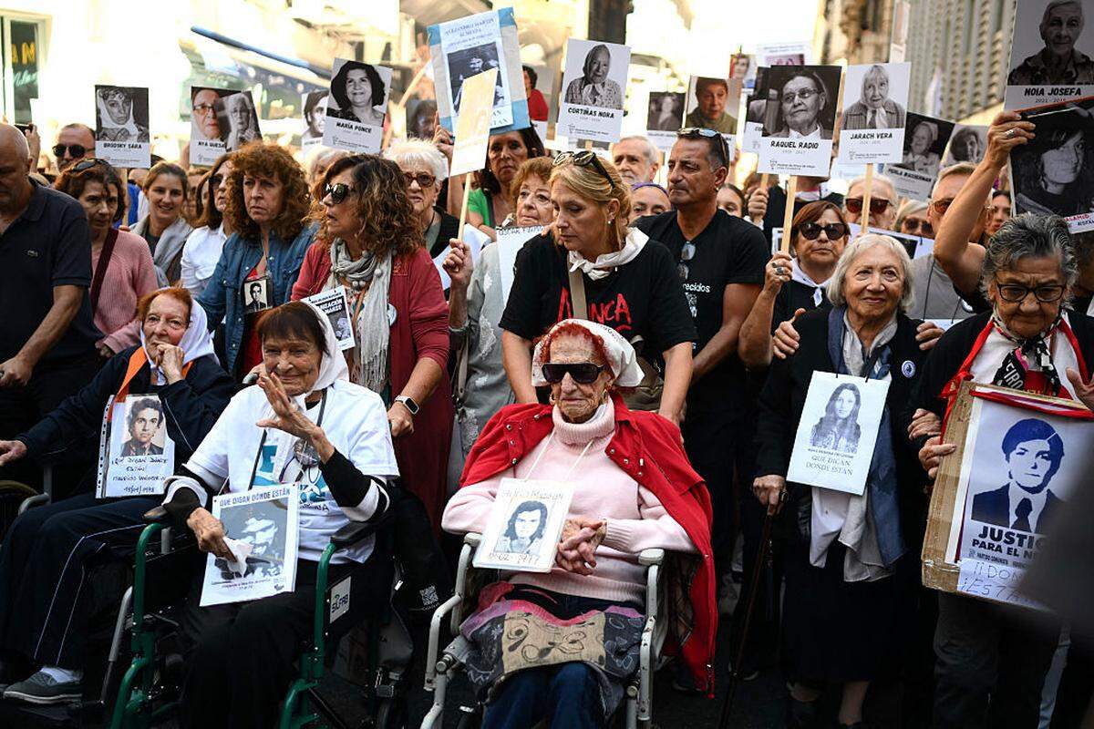 Clara Weinstein (izq.), Lidia Estela Mercedes Miy Uranga —conocida como Taty Almeida— (2.ª desde la izq.) y Elia Espen (3.ª desde la izq.), integrantes del grupo argentino de derechos humanos “Madres de Plaza de Mayo”, asisten a una manifestación en la Plaza de Mayo con motivo del 50.º aniversario del inicio de la última dictadura militar (1976-1983), en Buenos Aires, el martes 24 de marzo de 2026.