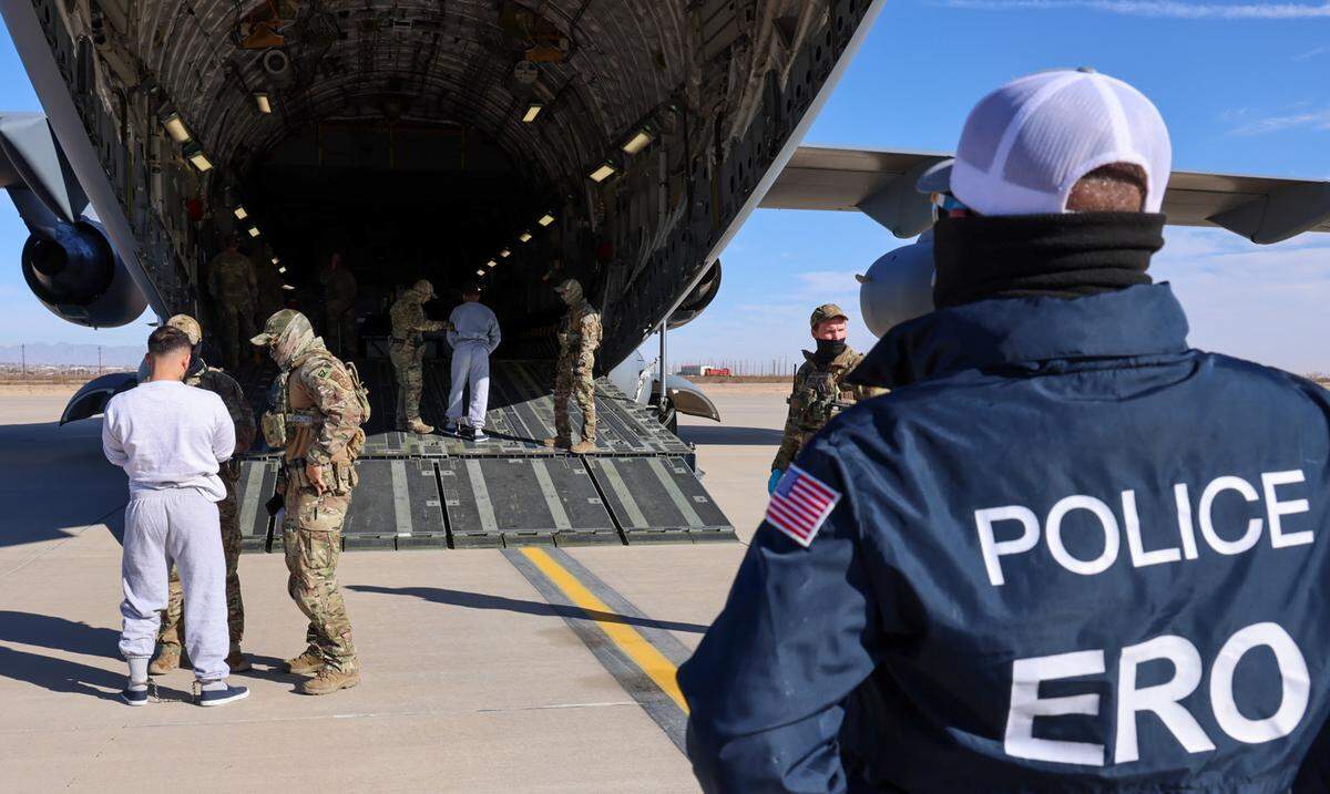 El Departamento de Seguridad Nacional publicó imágenes de migrantes detenidos preparándose para abordar el primer vuelo al centro de detención de migrantes en la base estadounidense en la Bahía de Guantánamo.