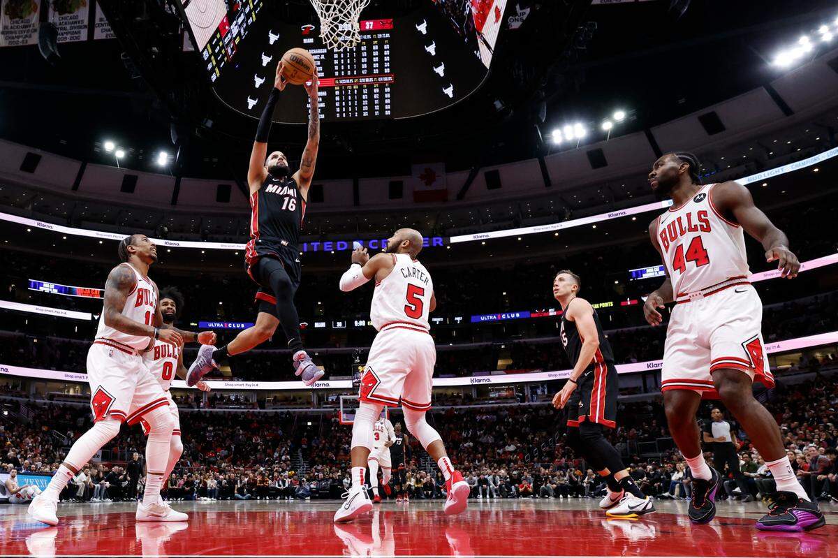 El jugador del Heat de Miami Caleb Martin entra al aro ante la defensa de los Bulls, en el partido celebrado el 20 de noviembre de 2023 en Chicago.