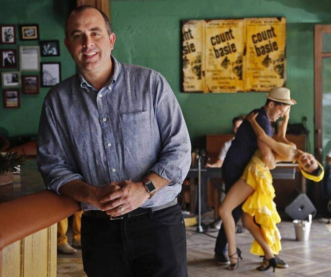 Bill Fuller, copropietario de Ball & Chain, en el histórico establecimiento de la Calle Ocho que restauró.