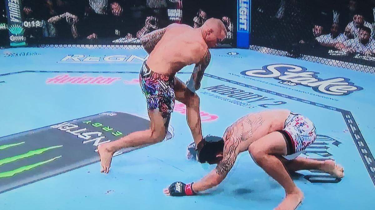 El hawaiano Max Holloway cierra la trilogía con victoria y se afianza como figura en el peso ligero, mientras “El Diamante” Dustin Poirier (D) deja sus guantes tras una guerra inolvidable