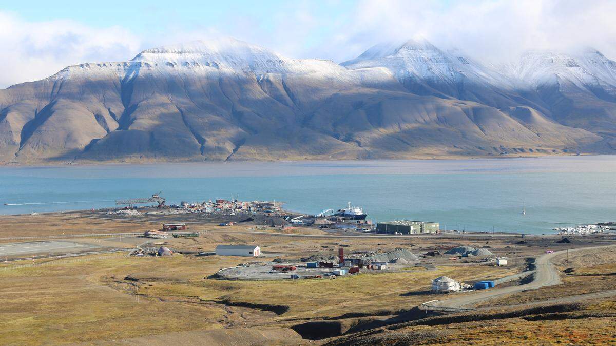 En Longyearbyen, la capital de Svalbard, no está permitido morir porque no hay opciones de entierro.
 