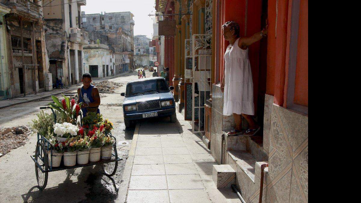 Un vendedor de la flores empuja su carro por una calle de La Habana, Cuba, el viernes 3 de julio de 2015.  