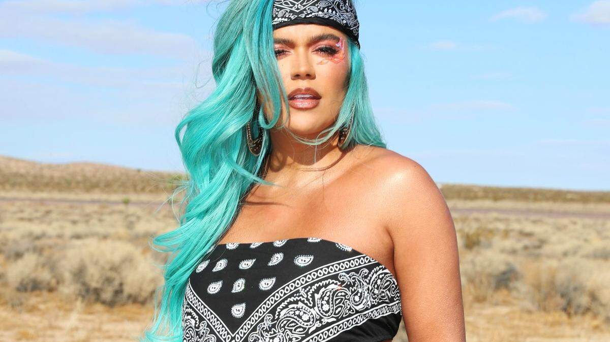 Karol G cuenta con más de 80 millones de seguidores en sus redes y sus temas sobrepasan más de 21.5 mil millones de reproducciones.