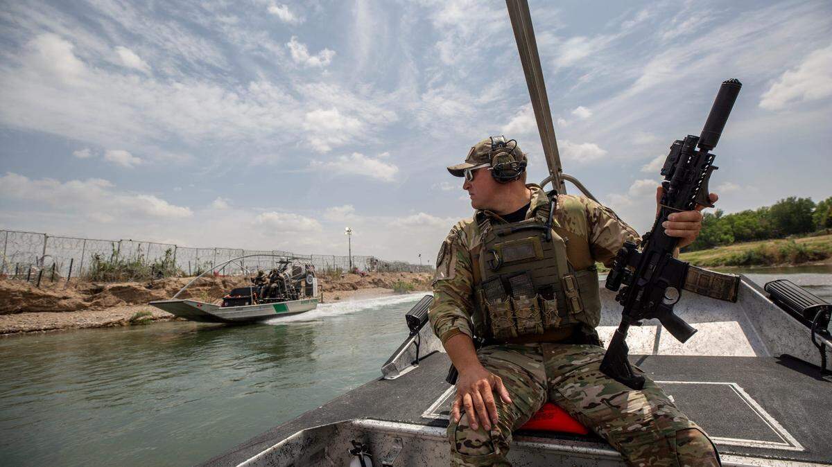 Un policía estatal de Texas patrulla el Río Grande entre Eagle Pass y Piedras Negras durante una visita del zar fronterizo de Texas, Mike Banks, al Parque Shelby en Eagle Pass, Texas, el 16 de abril de 2024. La Guardia Nacional de Texas ha establecido infraestructura para evitar que los solicitantes de asilo ingresen a territorio estadounidense.