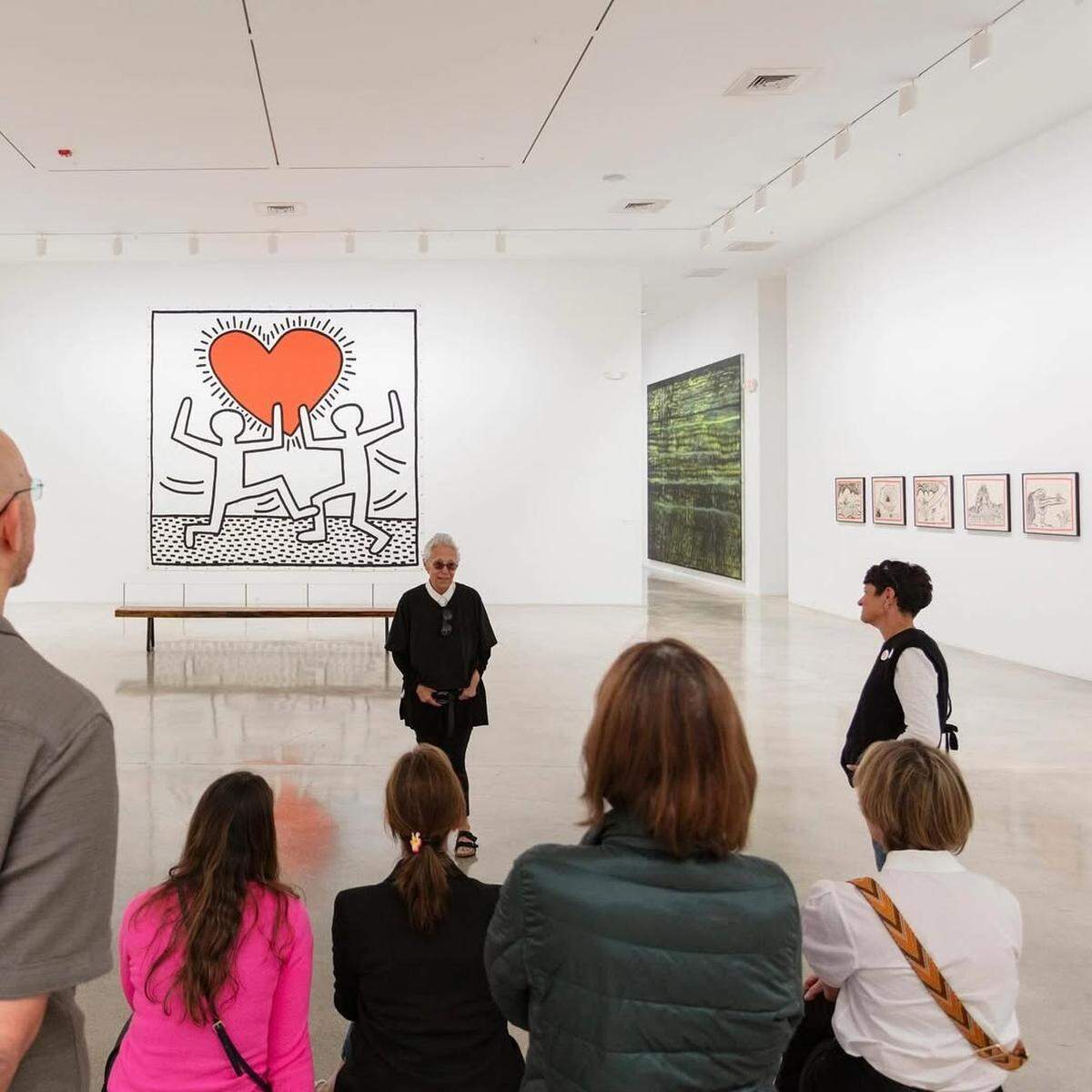 En el Rubell Museum pueden descubrirse obras de artistas contemporáneos icónicos como&nbsp;Keith Haring. En la foto,&nbsp;Mera Rubell&nbsp;durante una charla relámpago sobre la vida y legado del artista, ofrecida recientemente en el museo. 