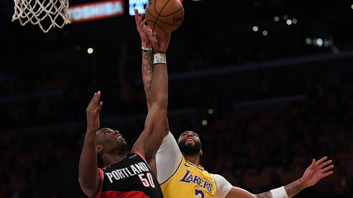 El estadounidense Caleb Swanigan (izq.), que jugó en la NBA para los Trail Blazers de Portland y los Kings de Sacramento, murió a los 25 años en Fort Wayne, Indiana, informó la liga este martes.