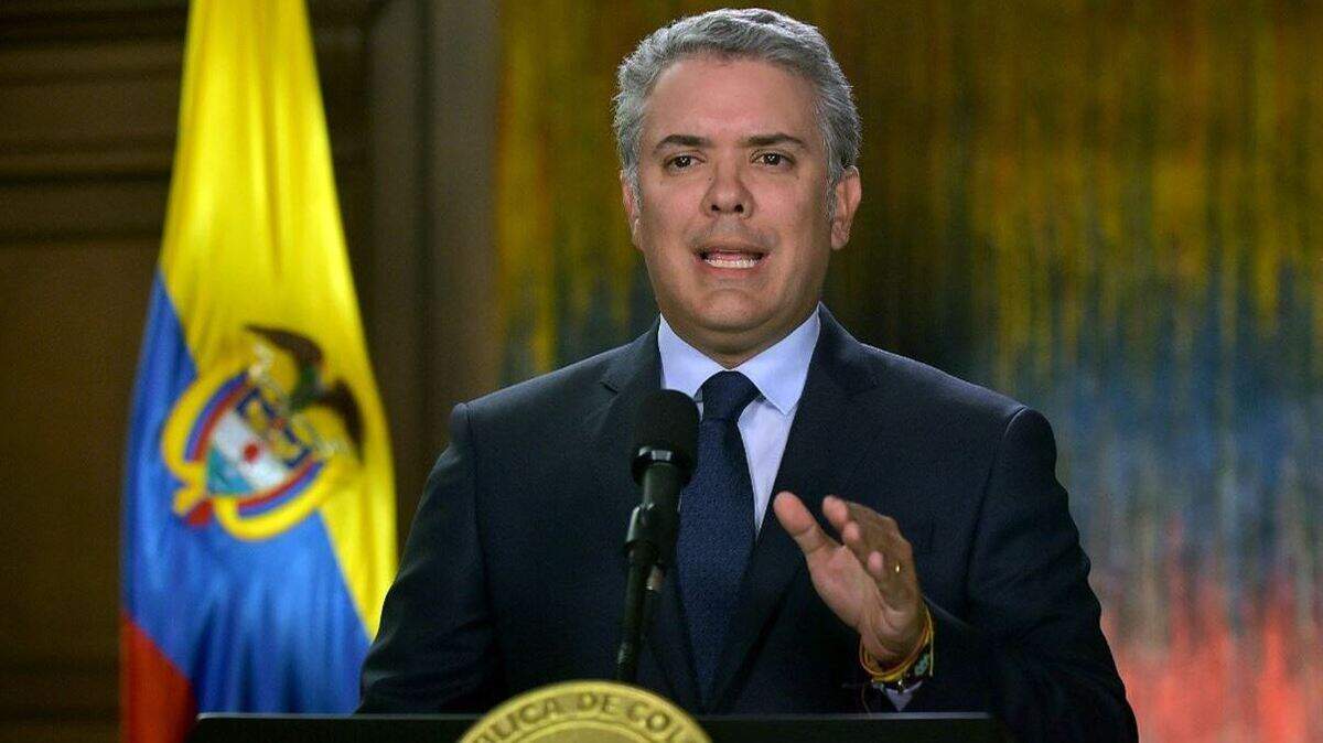 Fotografía cedida por la Presidencia de Colombia, del mandatario, Iván Duque, durante una alocución televisada este viernes, en Bogotá
