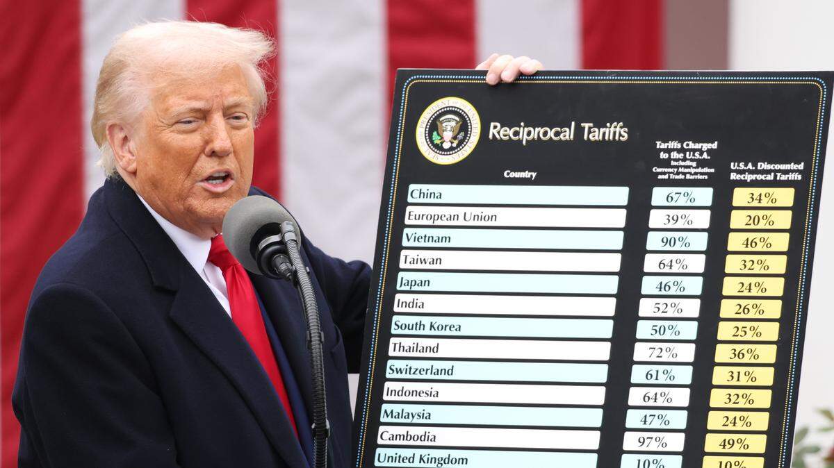 Foto de archivo. El presidente Donald Trump hace un anuncio de aranceles recíprocos a todo el mundo el 2 de abril de 2025, en la Casa Blanca, Washington, DC.
