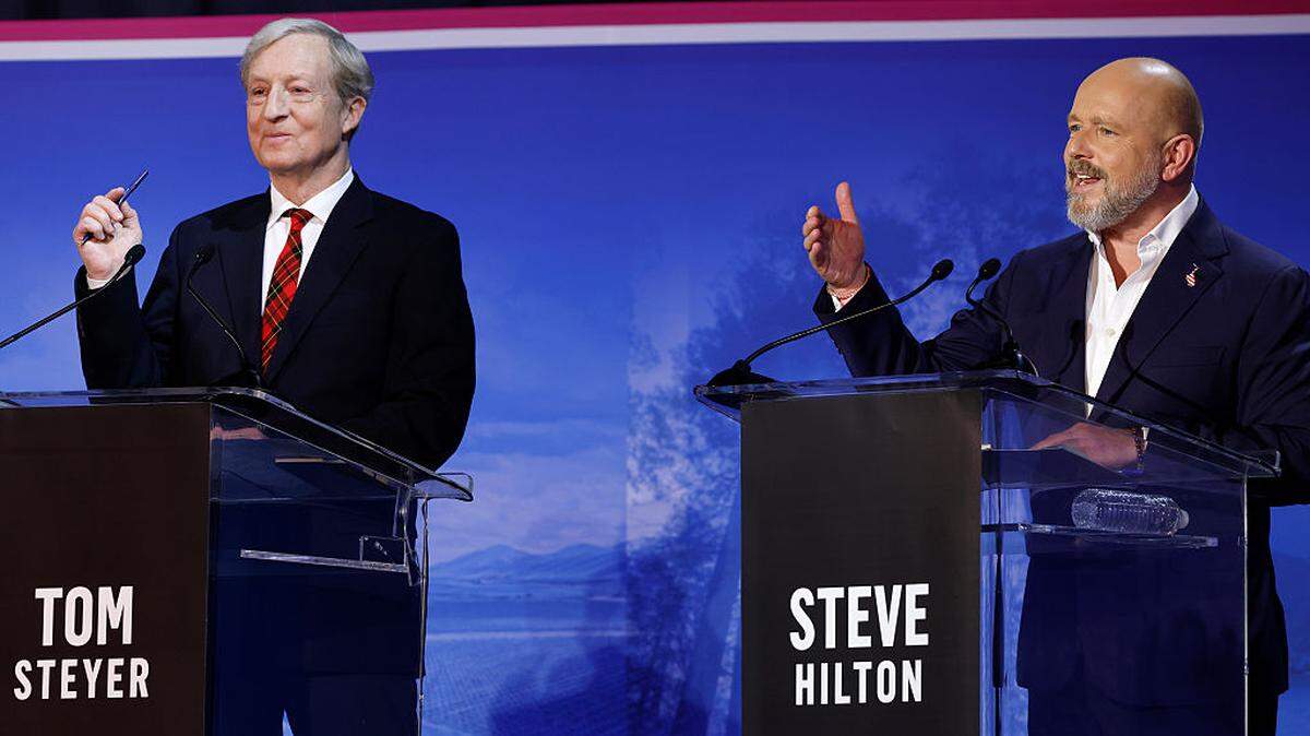 El candidato republicano a la gobernación de California, Steve Hilton (der.), interviene mientras el demócrata Tom Steyer observa durante el debate de los candidatos a la gobernación de California de CBS, celebrado en el Pomona College el martes 28 de abril de 2026 en Claremont, California.