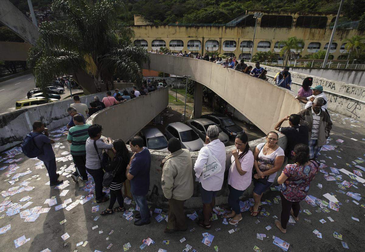 Lograr contener el torrente de desinformación antes de la elección es una prueba crucial para Facebook, la empresa matriz de WhatsApp. En la foto una línea de votantes en una estación de la favela Rocinha en Rio de Janeiro.