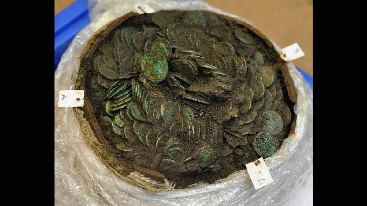La olla de cerámica estaba llena de antiguas monedas romanas. 