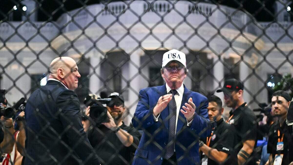 El presidente de Estados Unidos, Donald Trump, permanece en el octágono junto al director ejecutivo de la UFC, Dana White, al concluir el evento de artes marciales mixtas “UFC Freedom 250” en el Jardín Sur de la Casa Blanca, en Washington D.C., durante la madrugada del 15 de junio de 2026.