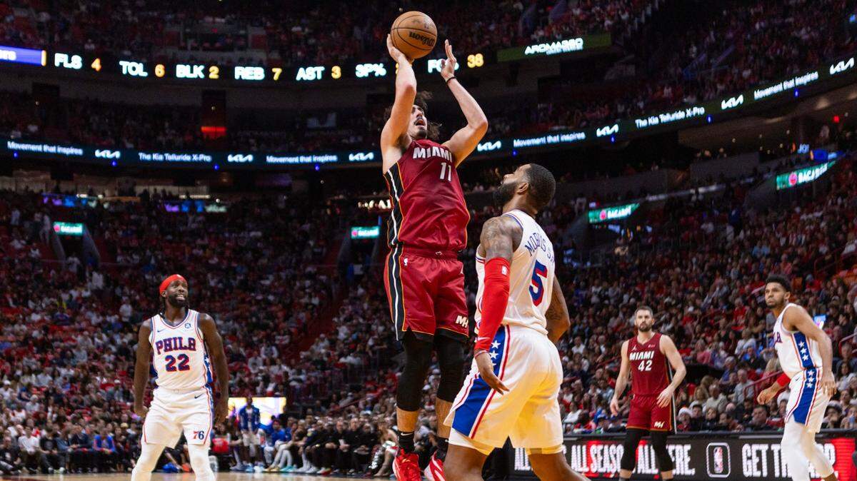 El escolta del Heat Jaime Jáquez Jr. tira al aro ante la marca de Marcus Morris, de los 76ers de Filadelfia, en el partido celebrado el 25 de diciembre de 2023 en Miami.