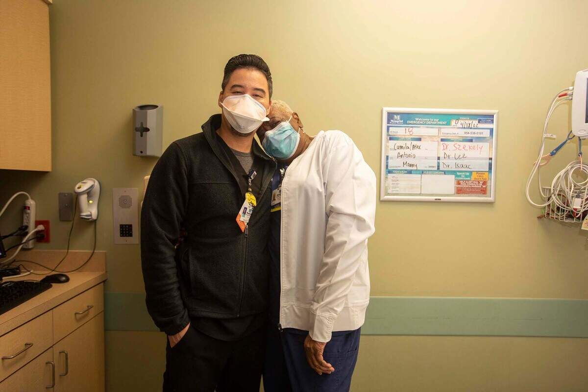 Barbara Williams, en una oficina del Memorial Hospital Miramar donde ha trabajado desde 1969, junto al Dr. Chad Lee.
