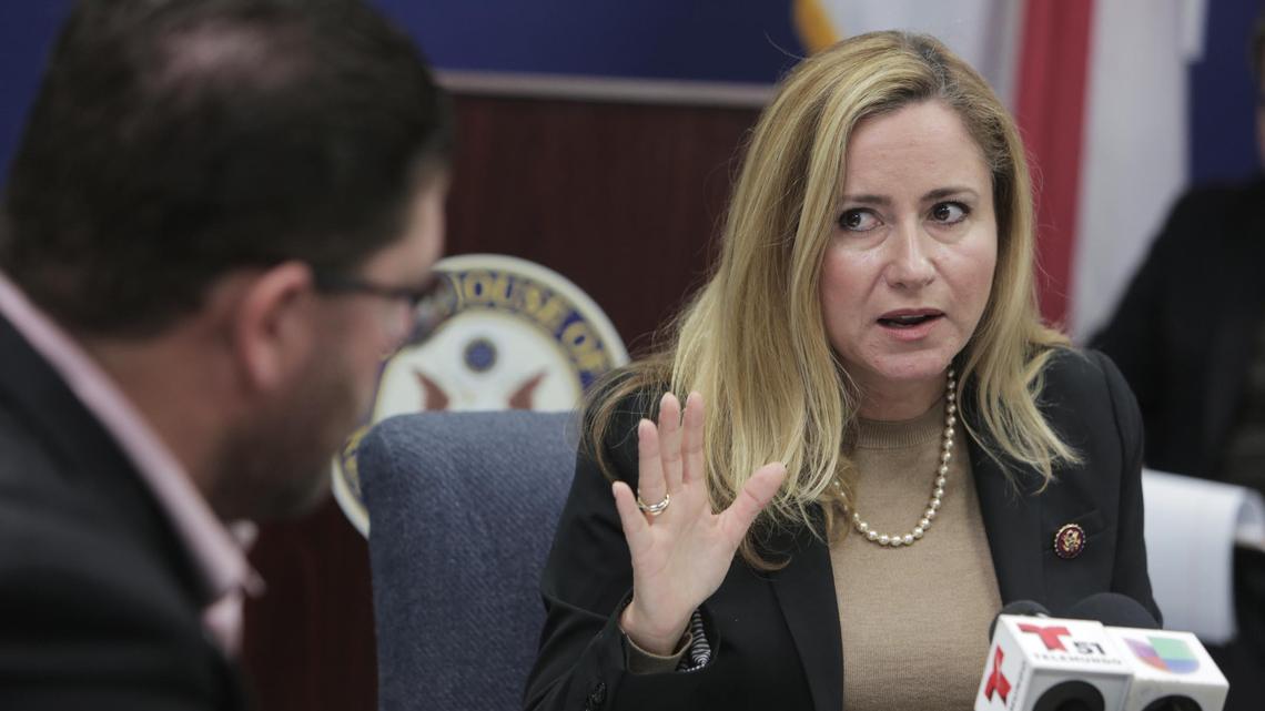 La representante de Florida Debbie Mucarsel-Powell durante una reunión con activistas venezolanos en Miami el 22 de enero de 2019.