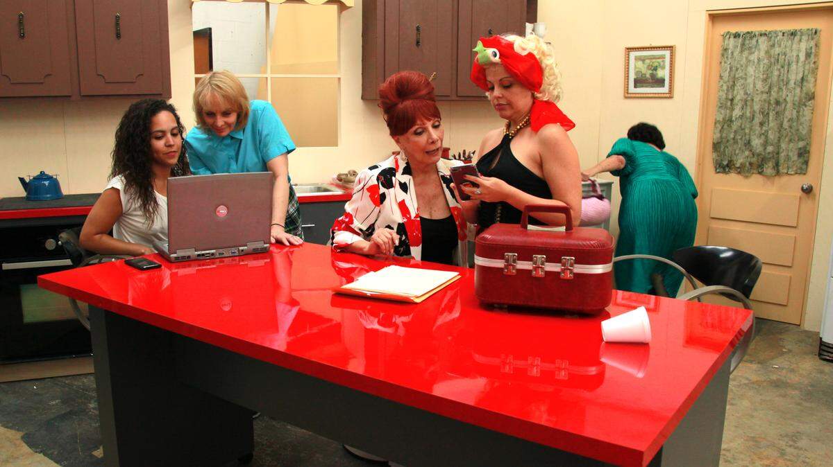 Parte del elenco de "¿Qué pasa USA? Today" durante un ensayo en la cocina de la casa de los Peña. De izquierda a derecha, Grethel Ortiz (Amber), Barbara Ann Martin (Sharon), Martha Picanes (Encarnación) and Tania Guzmán (Barbarita).