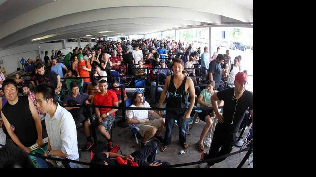 Cientos de personas abarrotaron las tienda de la compañia Apple en el Dadeland Mall de maimi, donde en el dia de hoy salio al mercado el nuevo Iphone


