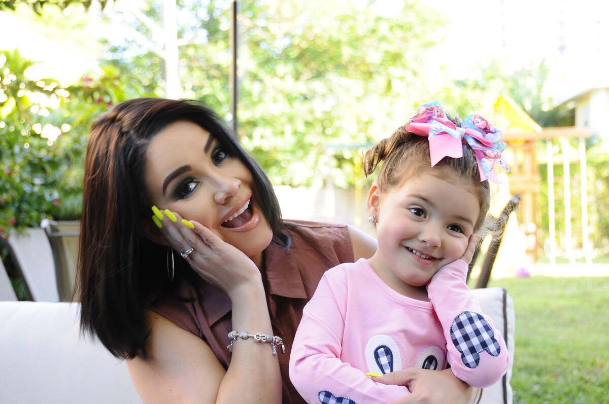 Carolina Sandoval,‘La Venenosa’, junto a Amalia Victoria, su hija menor.