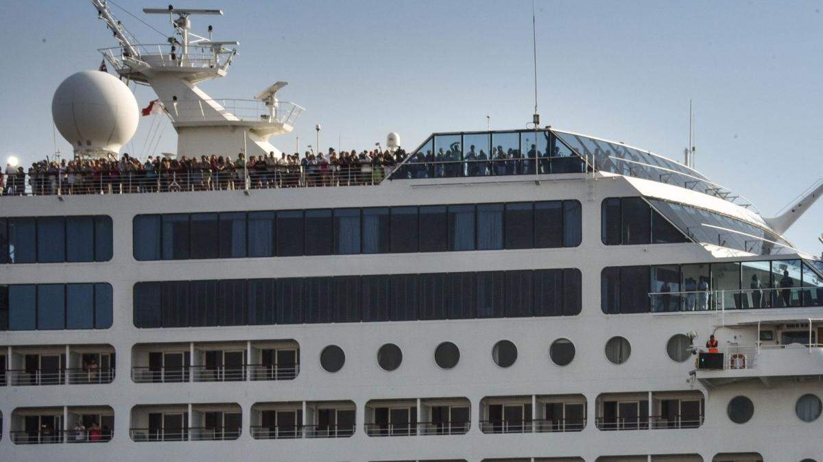 Cubanos saludan el arribo del crucero Adonia de Fathom el lunes en la Bahía de La Habana. 