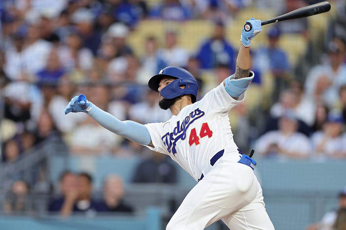 El jardinero de los Dodgers Andy Pagés pega un jonrón de tres carreras en el quinto inning ante los Diamondbacks de Arizona, en el partido celebrado el 26 de marzo de 2026 en Los Angeles. 