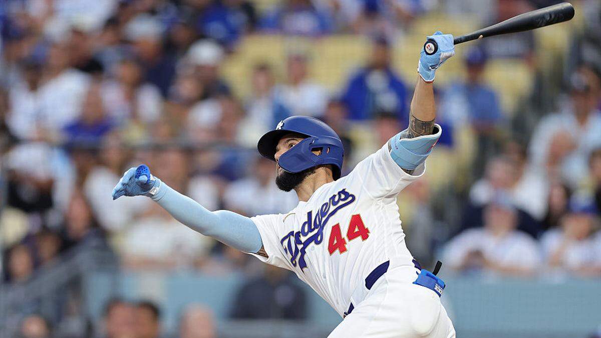 El jardinero de los Dodgers Andy Pagés pega un jonrón de tres carreras en el quinto inning ante los Diamondbacks de Arizona, en el partido celebrado el 26 de marzo de 2026 en Los Angeles. 