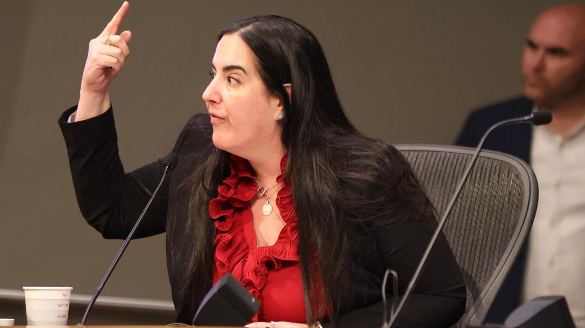 La abogada municipal Victoria Méndez responde preguntas sobre acciones legales relacionadas con los requisitos presupuestarios del Estado durante una reunión de la comisión especial sobre el presupuesto de la ciudad en el Ayuntamiento de Miami el lunes 11 de diciembre de 2023.