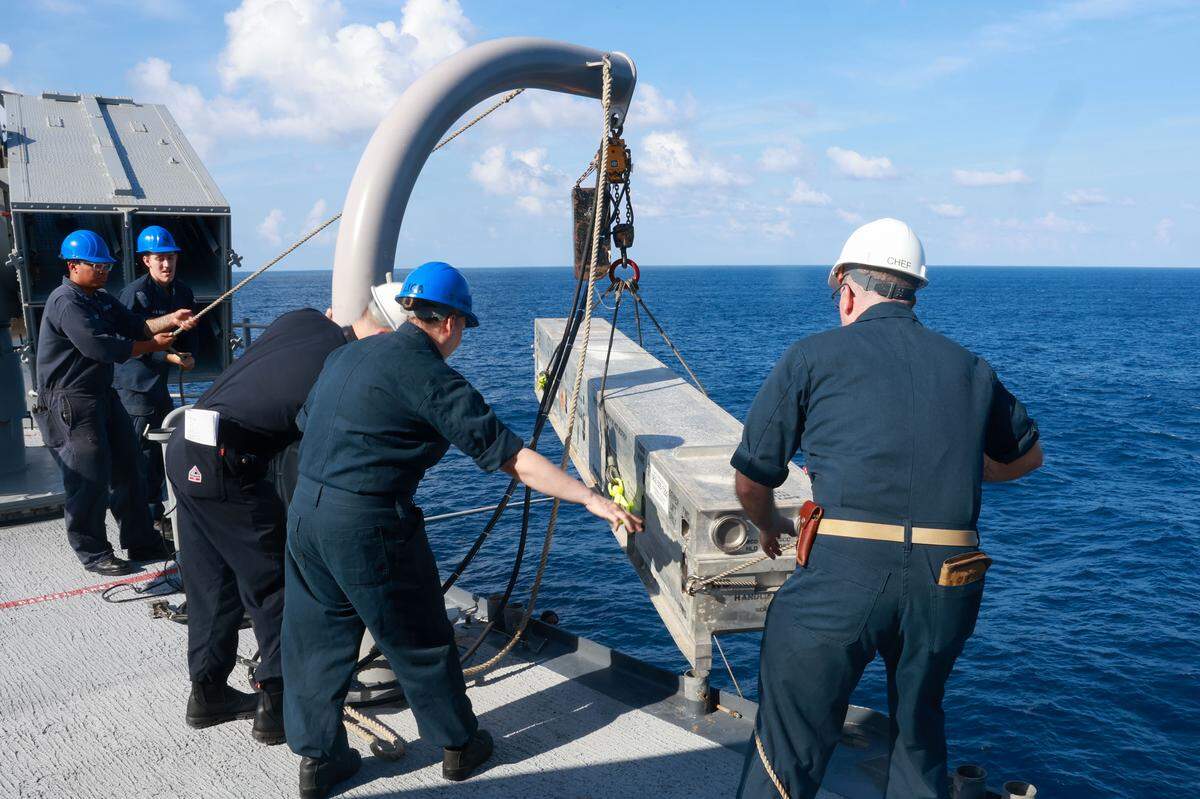 Marineros, asignados al buque de asalto anfibio clase Wasp USS Iwo Jima (LHD 7), cargan un misil RIM-7 NATO Sea Sparrow en un lanzador en la cubierta de misiles del USS Iwo Jima, en el océano Atlántico, cerca de las costas venezolanas, el lunes 25 de agosto de 2025.