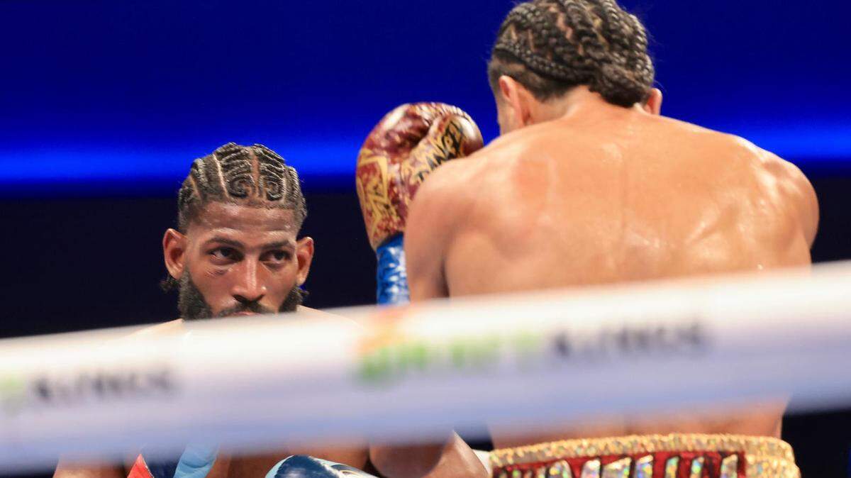 El retador cubano Andy Cruz (izq.) dejó destellos de grandeza en Las Vegas, pero pagó el precio de la experiencia ante Raymond Muratalla en una pelea que pudo ir para cualquier lado. 