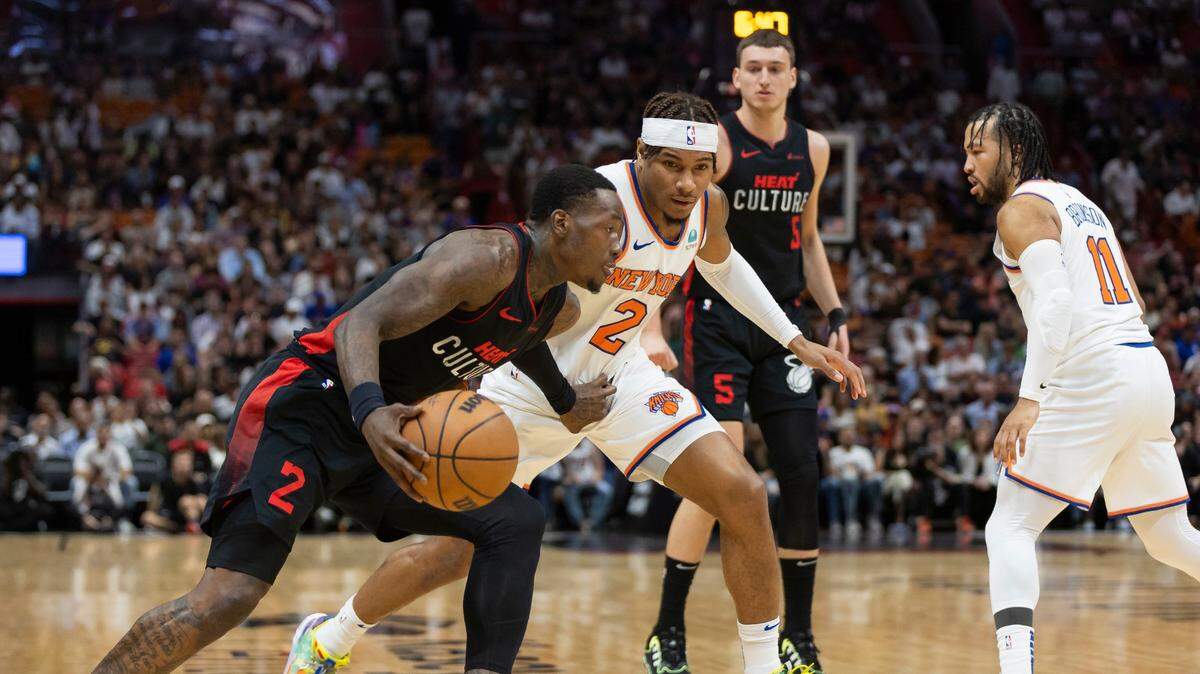 El jugador del Heat Terry Rozier (2) trata de entrar al aro ante la marca de Miles McBride, de los Knicks de New York, en el partido celebrado el 2 de abril de 2024 en Miami.