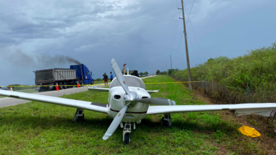 Avioneta aterriza de emergencia sobre la I-75 en Broward, recibe impacto de carro en un ala