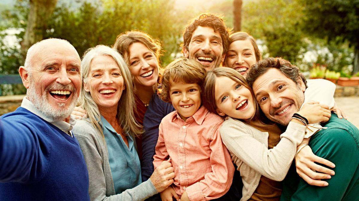 Con nuestros padres compartimos el 50 % de la información genética y con nuestros abuelos, sólo el 25 %. Así que, en general, siempre deberíamos parecernos más a los padres que a nuestros ancestros de segunda generación. 