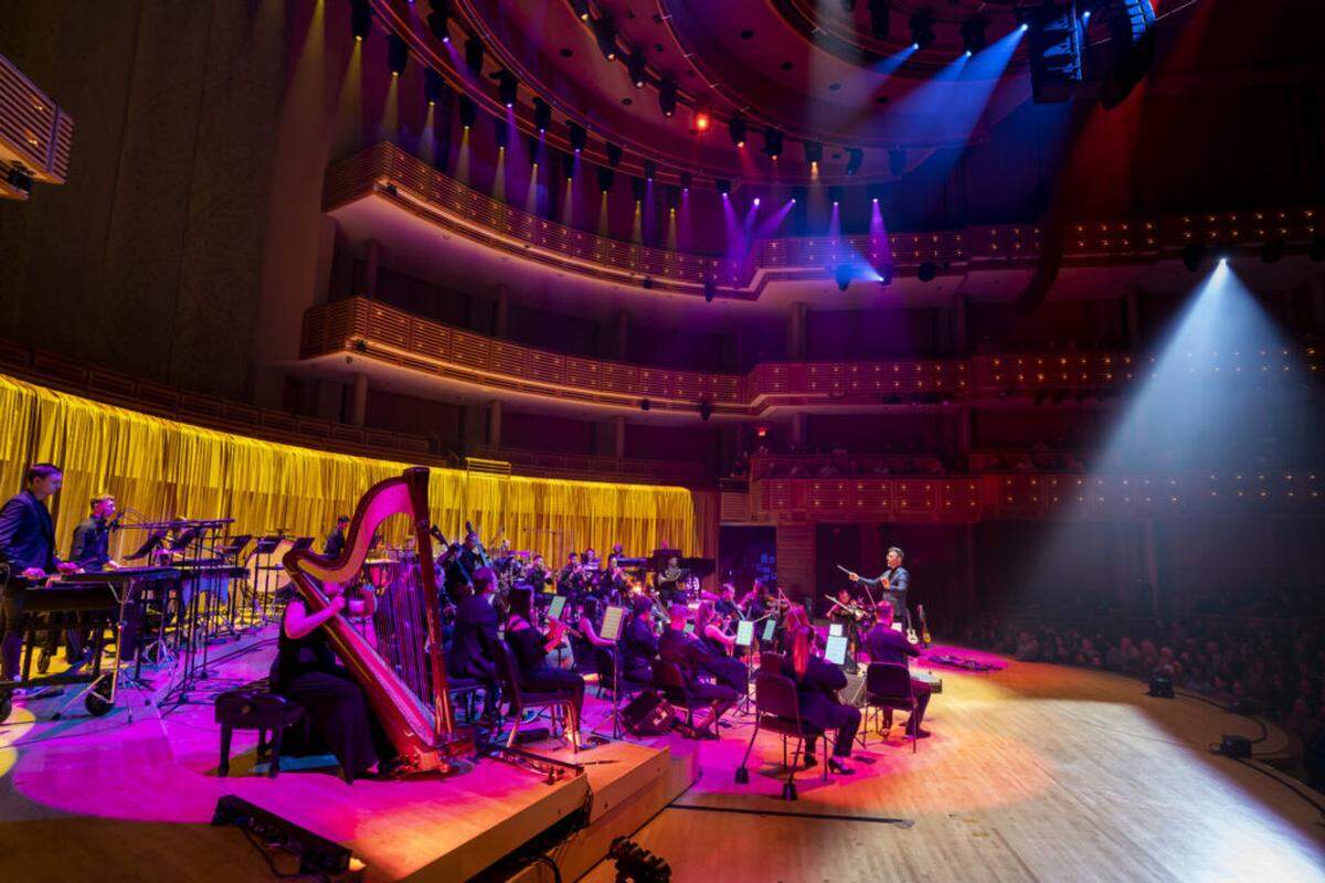 Conjunto Nu Déco con Emily King y Durand Jones en el Adrienne Arsht Center.