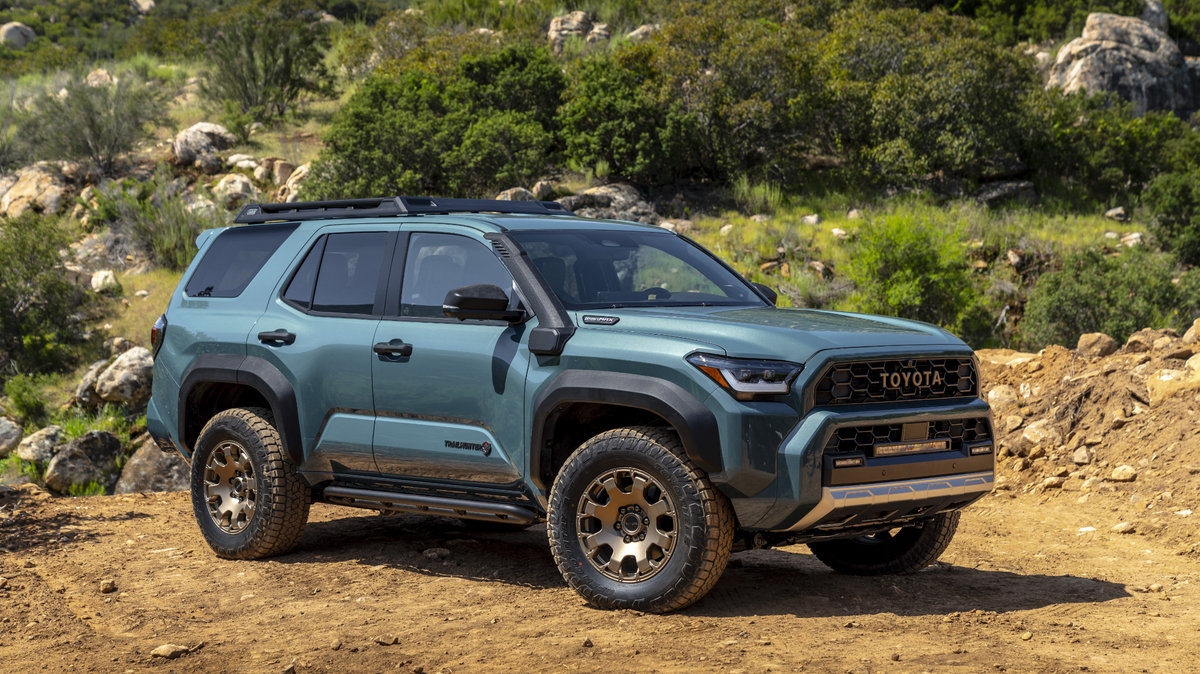 LLuego de 14 años de preferencia en el mercado, Toyota se decidió a acualizar su SUV mediano 4Runner, dotándolo de nuevos aditamentos tecnológicos, un nuevo motor y un atractivo diseño de camiooneta off-road.