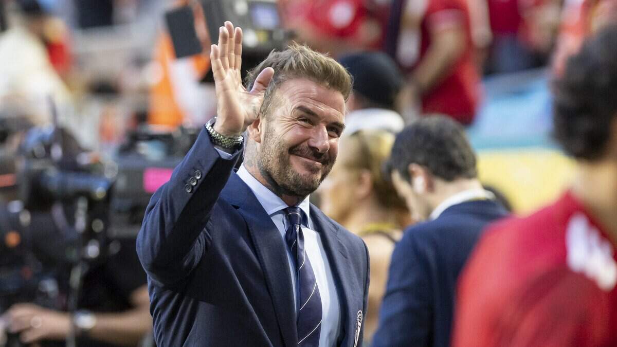 El copropietario del Inter Miami, David Beckham, saluda al público antes de que su equipo se enfrente al Al Ahly FC, en el partido de la primera jornada del Grupo A de la Copa Mundial de Clubes de la FIFA, disputado en el Hard Rock Stadium el 14 de junio de 2025 en Miami Gardens, Florida.
