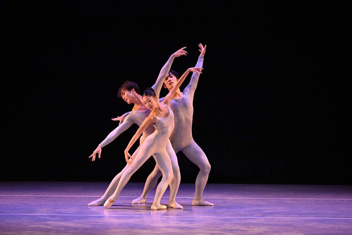 Kazusa Murayoshi, Yoichi Habaguchi (en el medio) y Clarence Wong (al fondo), bailarines de Arts Ballet Theatre of Florida en “Eros Game”, con coreografía de Alberto Méndez.