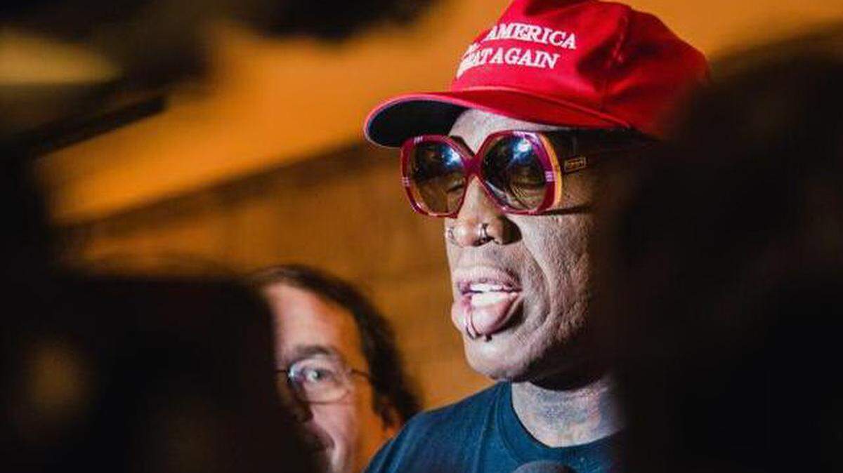 El ex jugador de la NBA Dennis Rodman atiende a los medios en el hall del hotel Regent de Singapur, hoy, 12 de junio de 2018. Rodman expresó hoy su apoyo a la cumbre que allí celebraron el presidente estadounidense, Donald Trump, y el líder norcoreano, Kim Jong-un, en unas declaraciones entre lágrimas a la cadena estadounidense CNN.