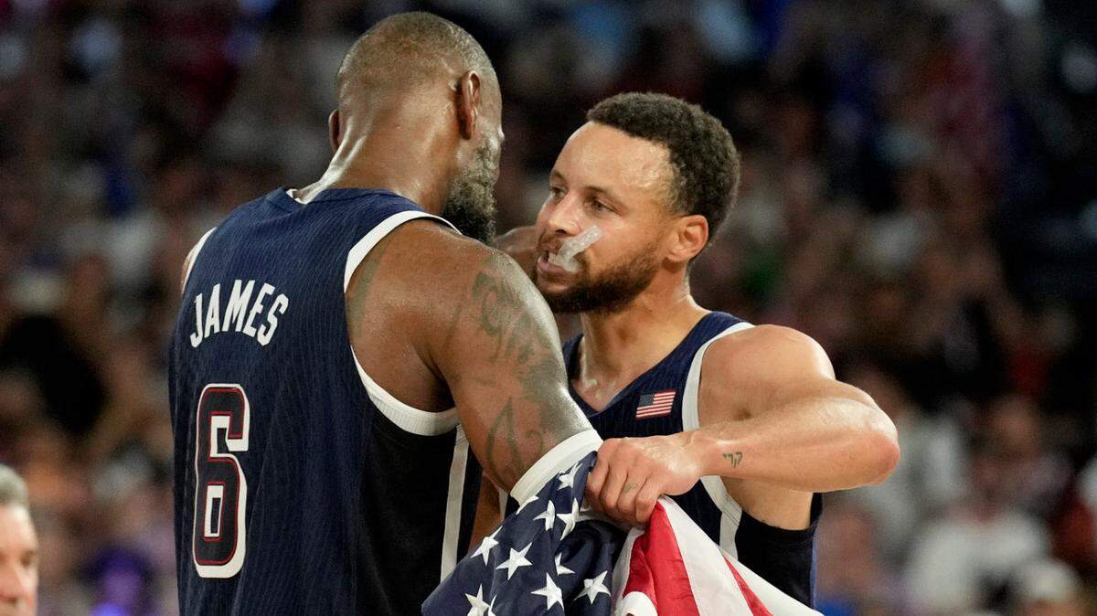  El armador estadounidense Stephen Curry (der.) y el delantero LeBron James celebran después de derrotar a Francia por la medalla de oro en la final de los Juegos Olímpicos de París, el 10 de agosto de 2024.
