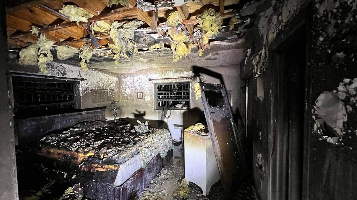Cuatro personas debieron ser hospitalizadas en las primeras horas del jueves 2 de mayo de 2024, después que un incendio se desató en una casa sita en el 3691 NW 16 street en Miami.