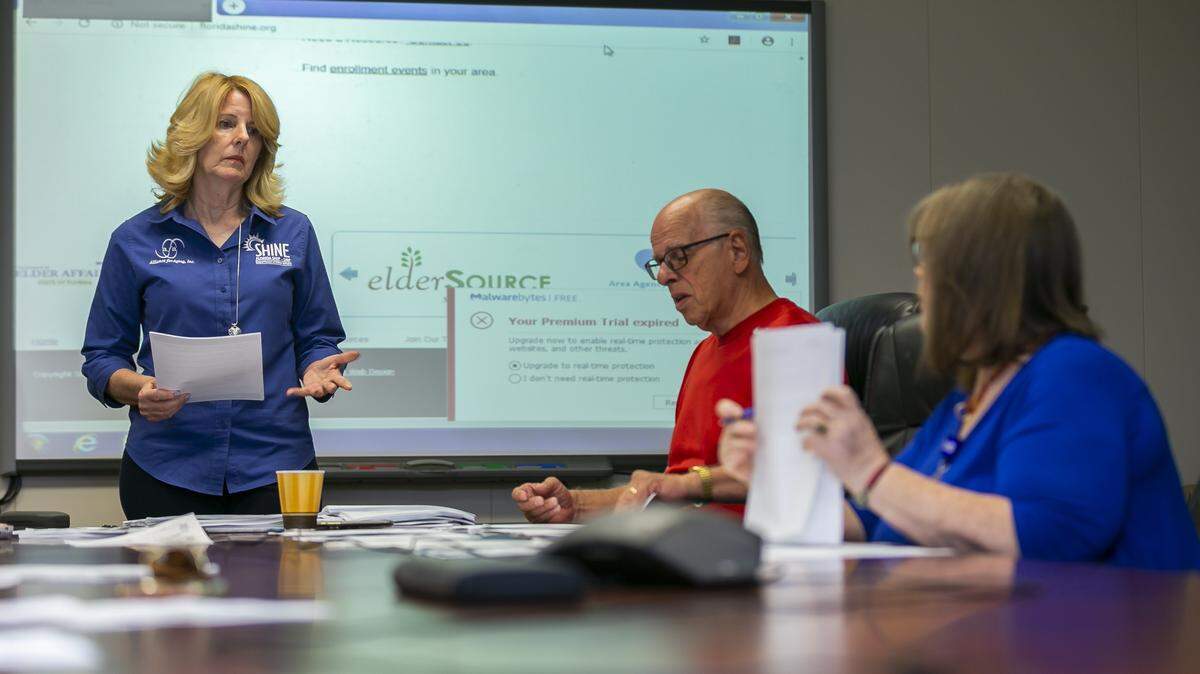 Kathleen Sarmiento, (extrema izq), agente de enlace de SHINE en la Alliance for Aging.