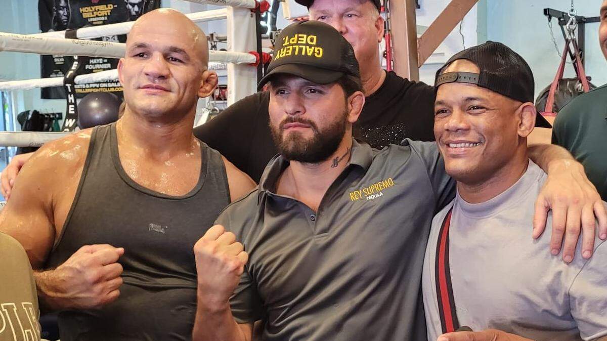 Jorge Masvidal (centro) junto a los legendarios peleadores Junior Dos Santos y Héctor Lombard (der.) en el Gimnasio de la Calle 5ta en South Beach, Miami.