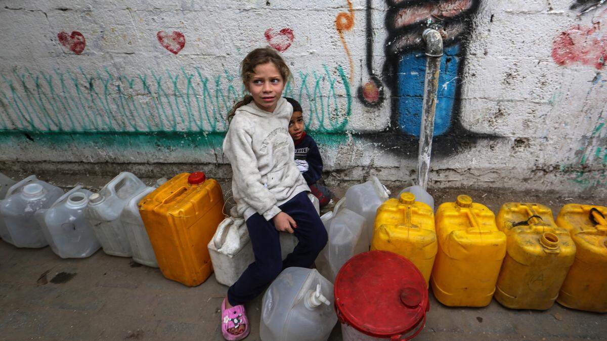 Una niña palestina espera para llenar un contenedor de agua en un campamento para desplazados en el centro de la Ciudad de Gaza, el domingo 6 de abril de 2025.