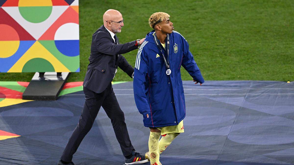 El seleccionador español Luis de la Fuente (izq.) y el delantero estrella Lamine Yamal caminan con sus medallas de plata tras la derrota ante Portugal en la final de la Liga Naciones, el 8 de junio de 2025 en el Allianz Arena en Munich, Alemania.