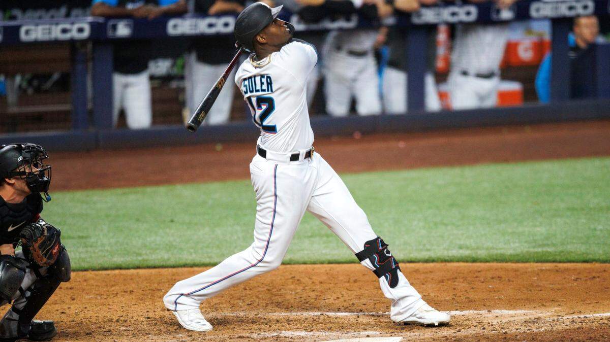 Jorge Soler seguirá en Miami. El jardinero cubano ejercerá la opción de jugador valorada en $15 millones en su contrato y permanecerá con los Marlins para la temporada 2023, despejando una duda sobre el futuro roster de la organización.