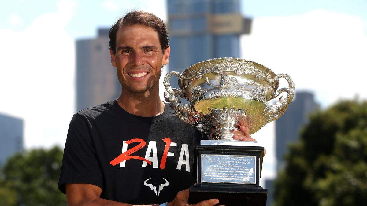 El español Rafael Nadal posa con el trofeo que ganó en el Abierto de Australia, el 31 de enero de 2022 en Melbourne.
