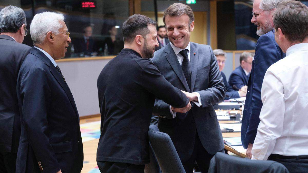 El presidente de Ucrania, Volodymyr Zelenskyy, conversa con el primer ministro de Portugal, Luis Filipe Montenegro Cardoso de Morais Esteves, el presidente de Francia, Emmanuel Macron, y el primer ministro de la República Checa, Petr Fiala, antes del inicio de una cumbre de la UE en el edificio Europa el 6 de marzo de 2025 en Bruselas, Bélgica. Foto de Monasse T/ANDBZ/Abaca/Sipa USA.