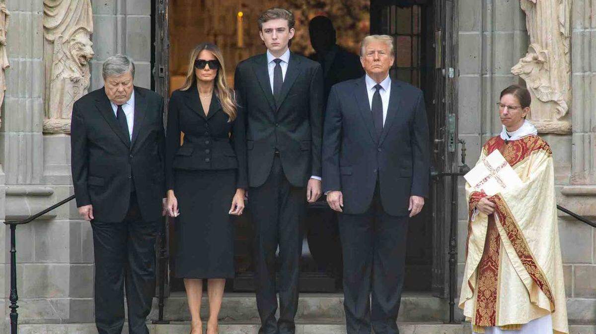 Foto de Barron Trump junto a su padre se vuelve viral: ‘Que alguien le ponga una pelota de basket en las manos’. En enero apareció en varias fotografías en los funerales de su abuela materna en la Iglesia Episcopal de Bethesda-by-the-Sea en Palm Beach.