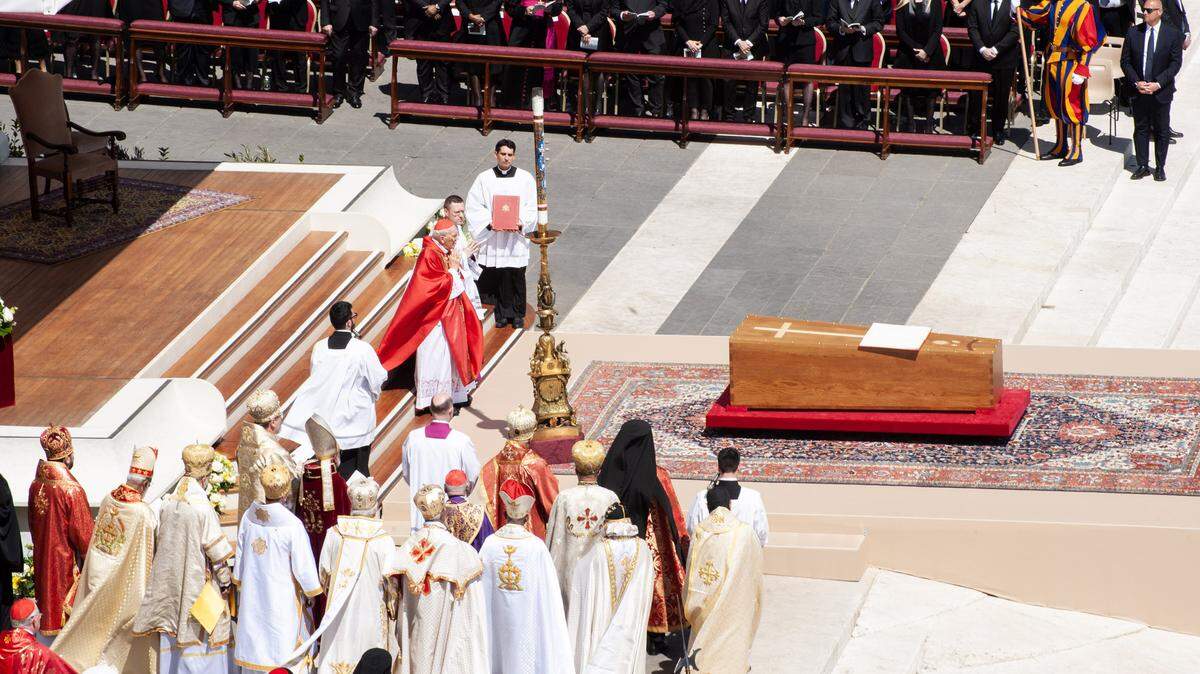 El cardenal Giovanni Battista Re lidera la misa del funeral del papa Francisco en la Plaza de San Pedro, Ciudad del Vaticano, el sábado 26 de abril de 2025.